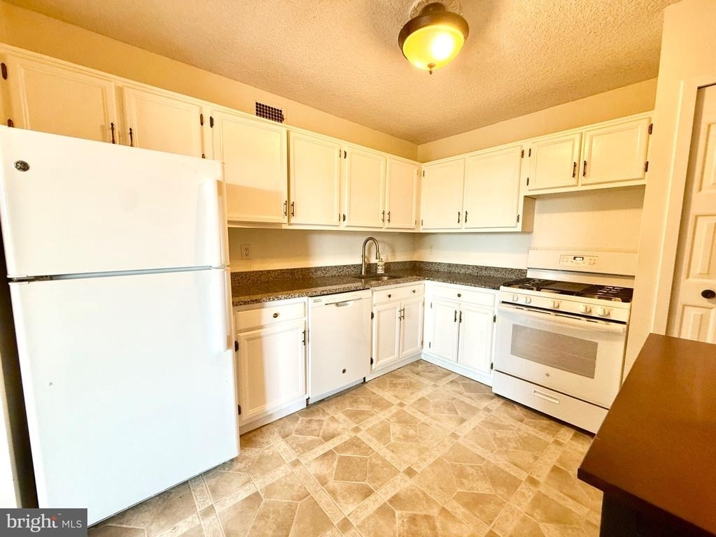 5225 Pooks Hill Road - Photo 4