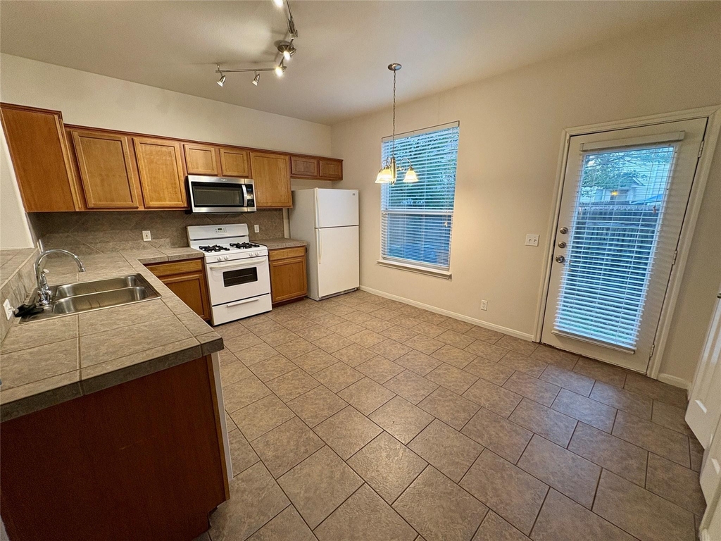 2409 Allred Dr - Photo 9