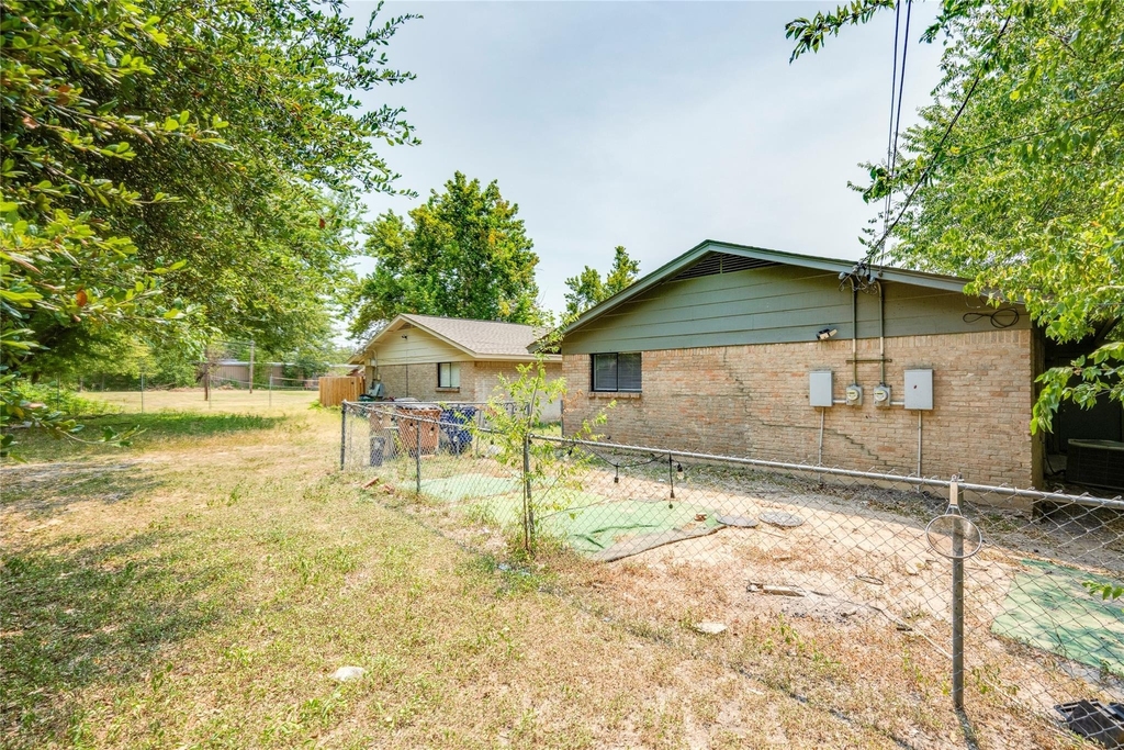838 N Meadows Dr - Photo 2