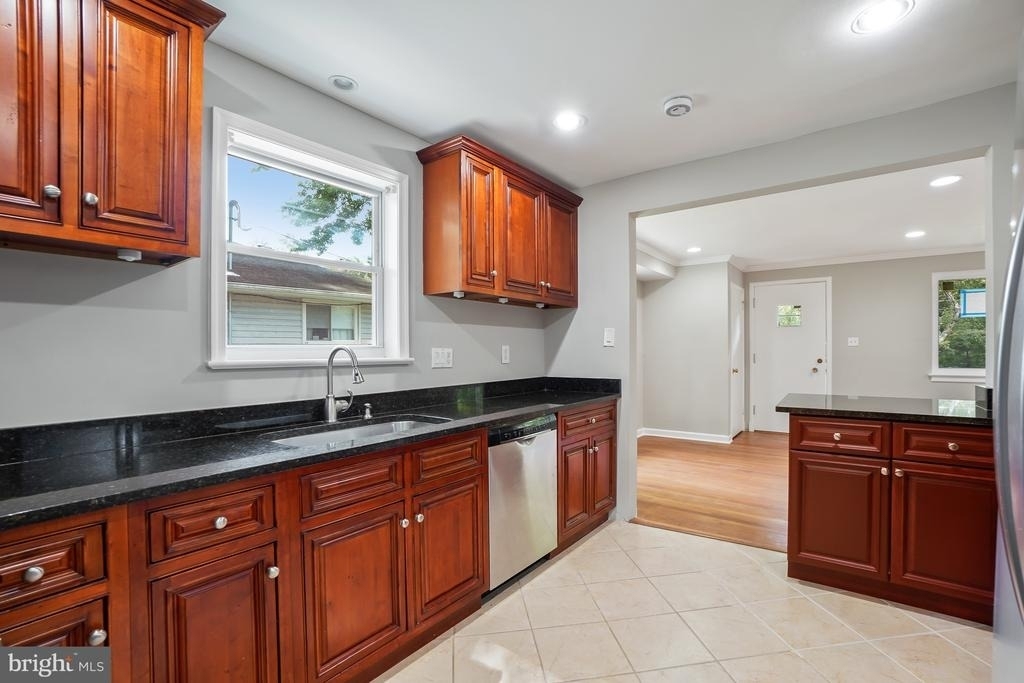 10705 Lockridge Drive - Photo 6