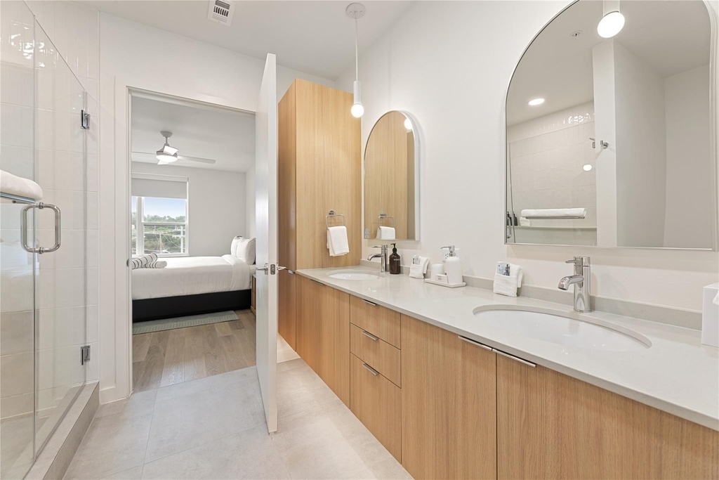 2323 S Lamar Blvd - Photo 2