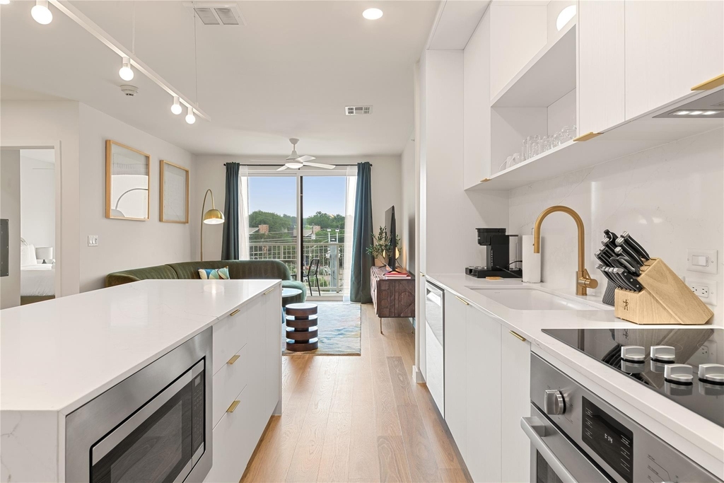 2323 S Lamar Blvd - Photo 3