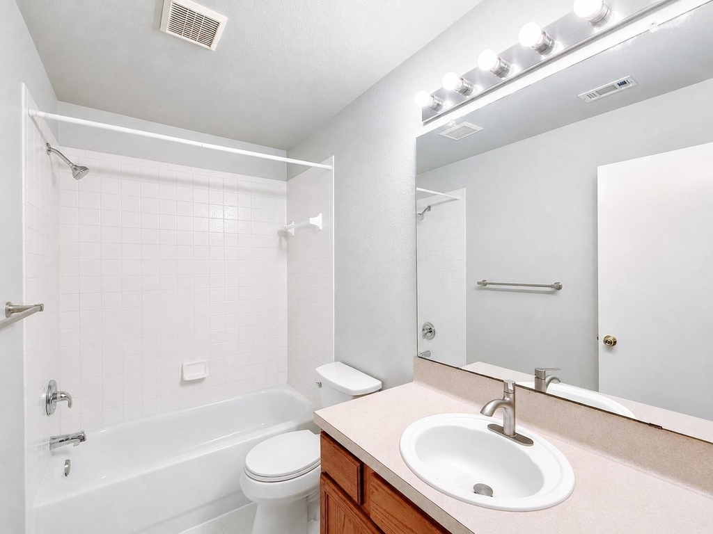 1581 Parkfield Cir - Photo 5