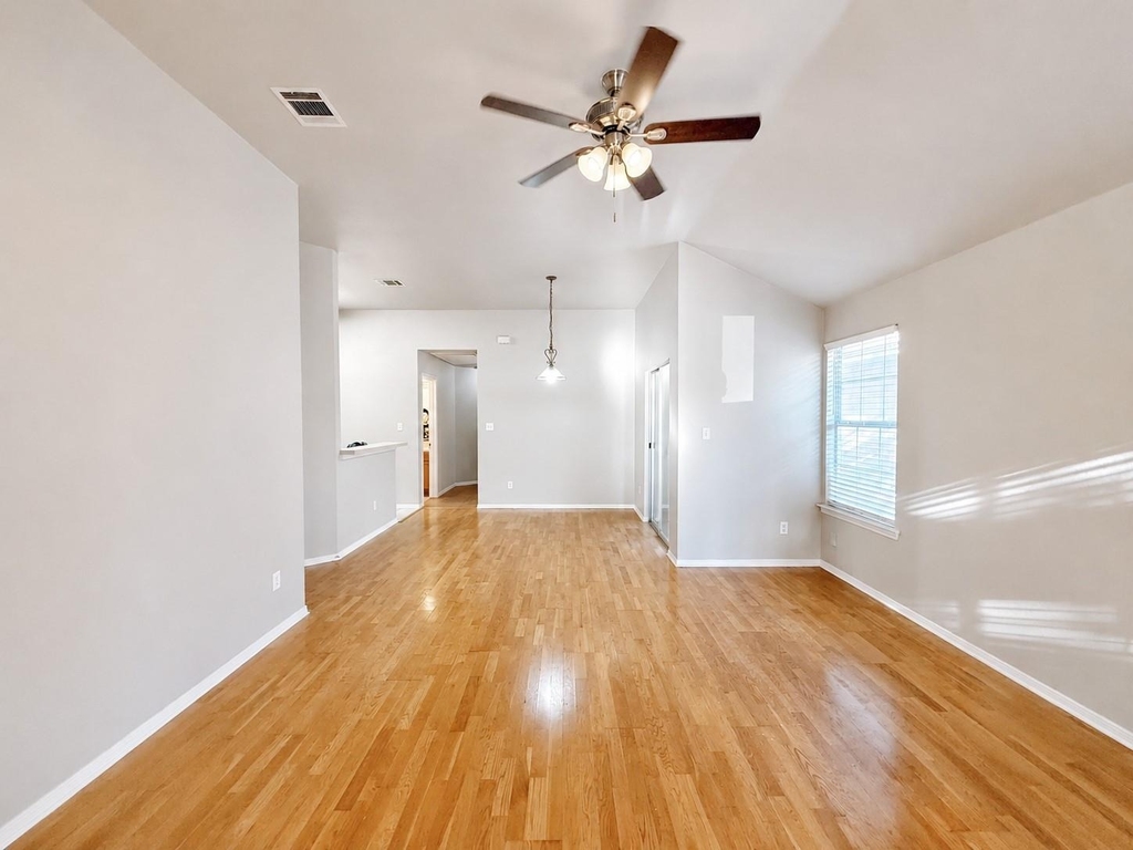 1581 Parkfield Cir - Photo 2