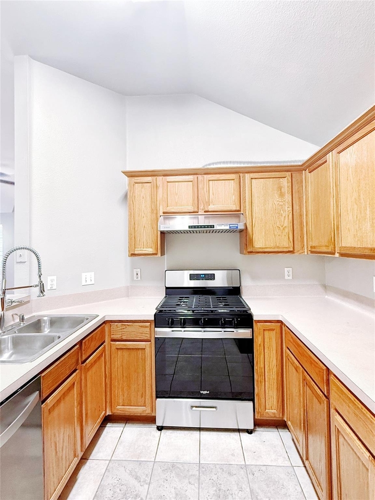 1581 Parkfield Cir - Photo 3