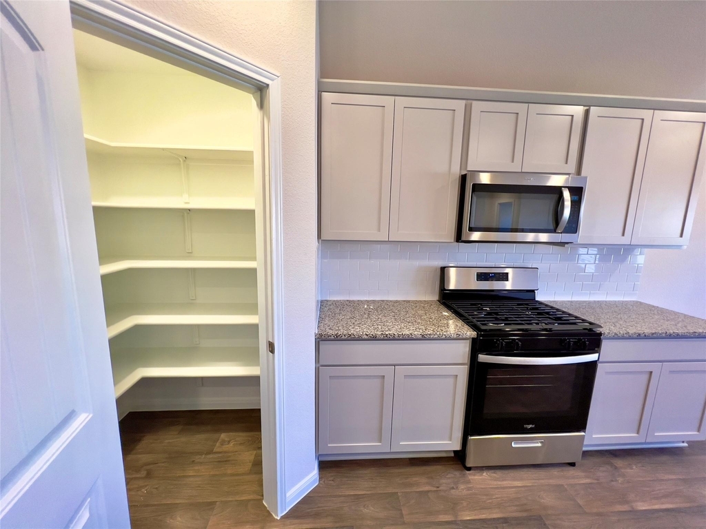 305 Darwin Pl - Photo 2