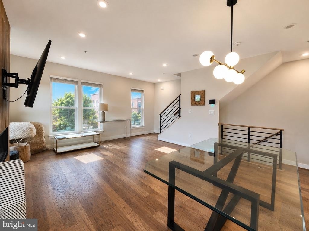 1011 Sycamore Drive Se - Photo 5