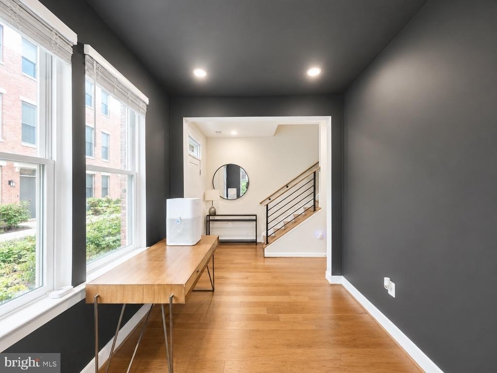1011 Sycamore Drive Se - Photo 2