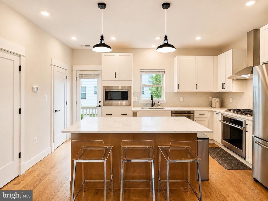 1011 Sycamore Drive Se - Photo 9