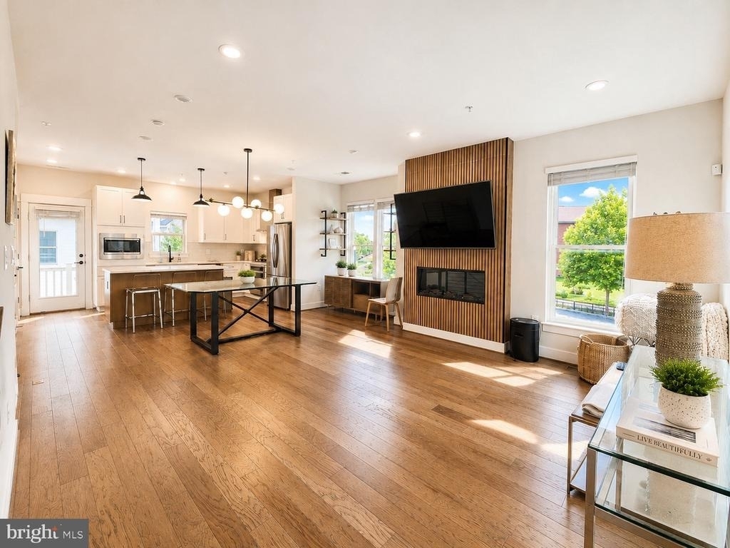 1011 Sycamore Drive Se - Photo 4
