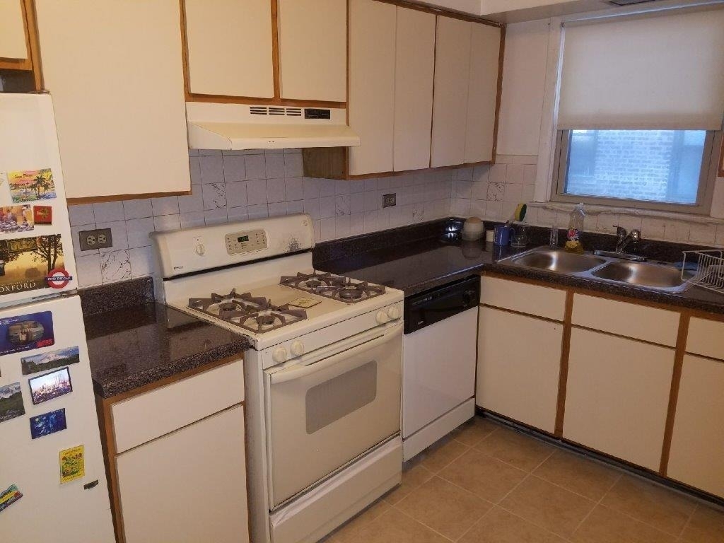 1318 W Lunt Avenue - Photo 1