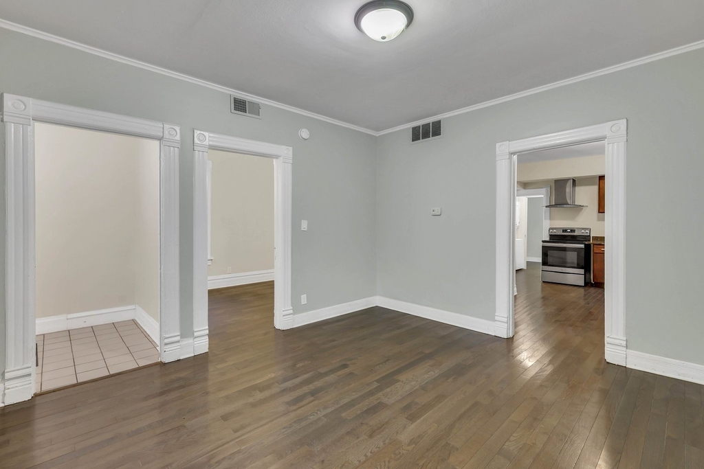 2123 Wesley Avenue - Photo 4
