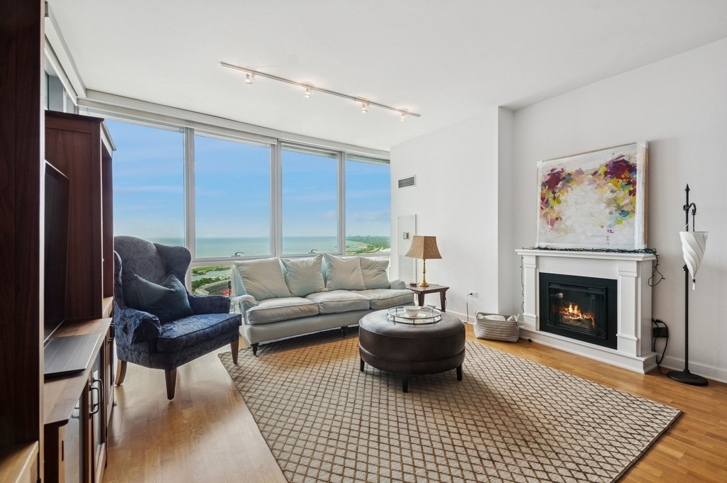 1201 S Prairie Avenue - Photo 1