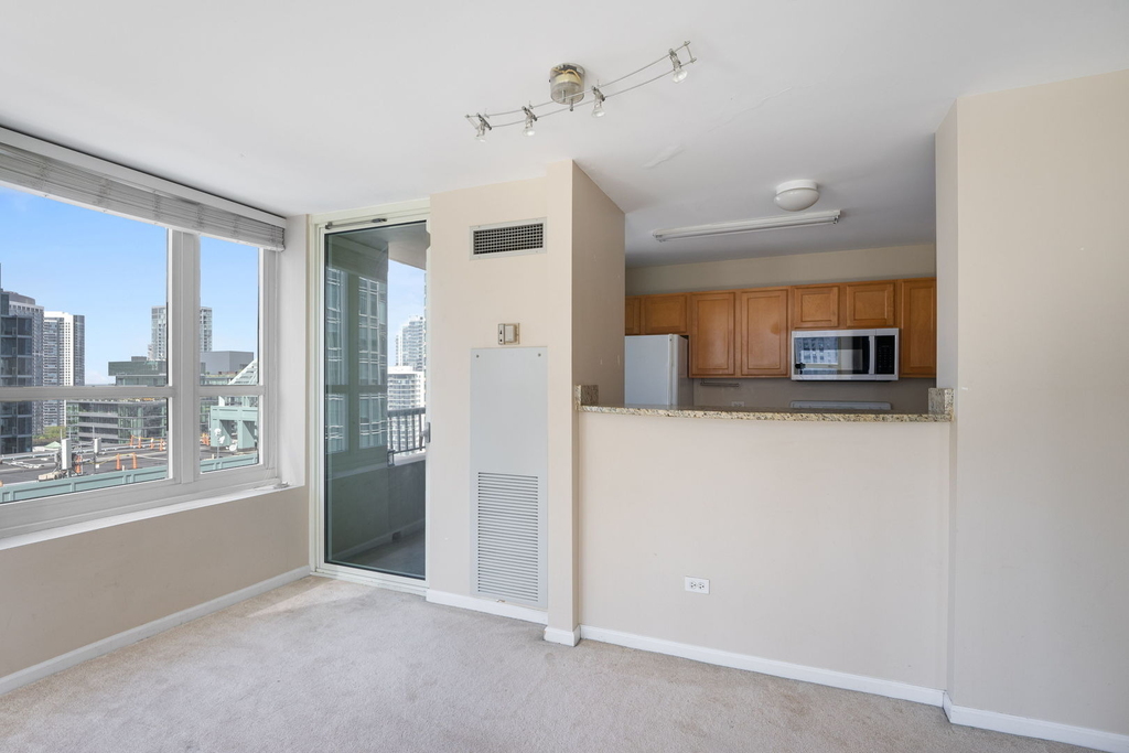 345 N Lasalle Boulevard - Photo 2