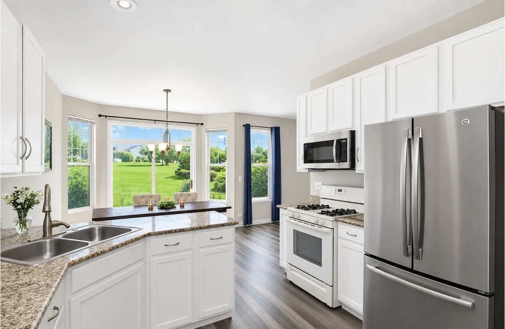1904 Cobblestone Drive - Photo 2