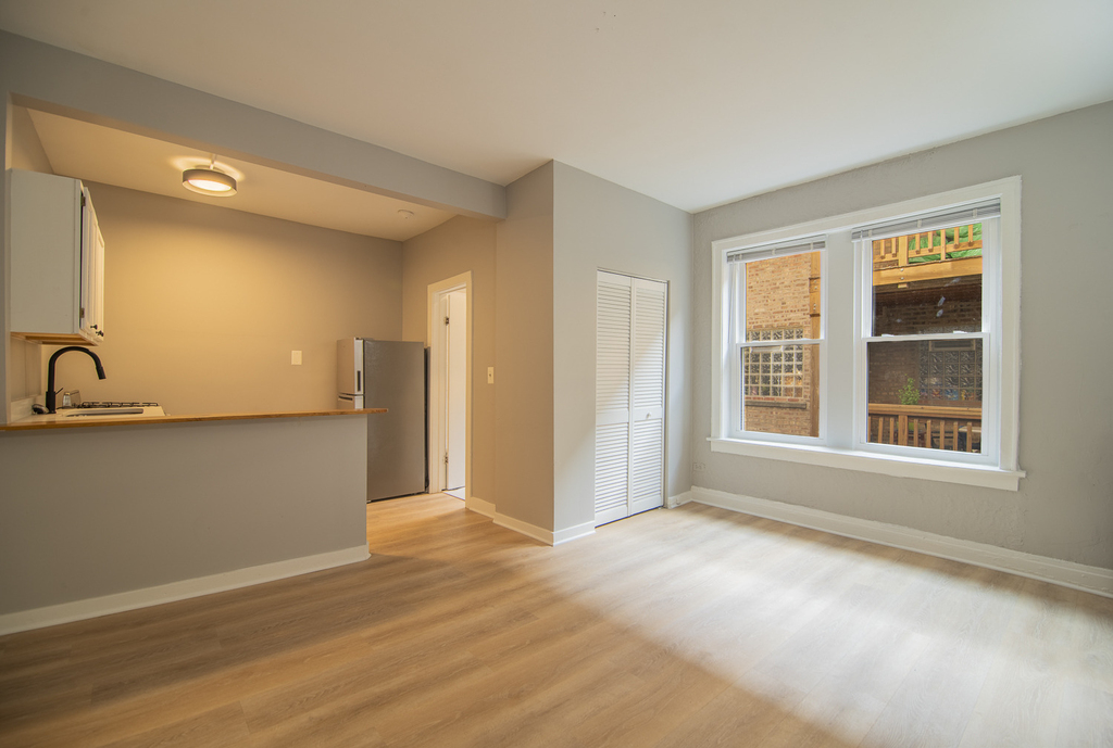 1414 W Pratt Boulevard - Photo 1