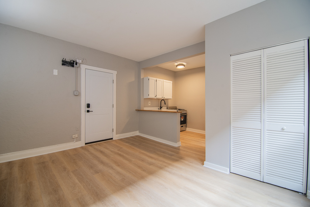 1414 W Pratt Boulevard - Photo 2