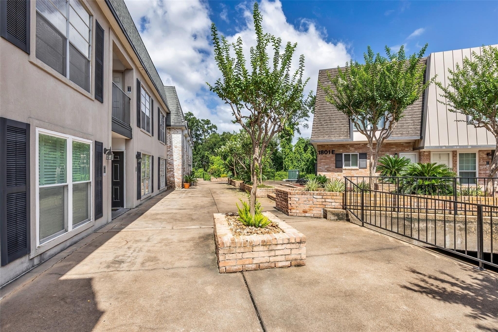 1800 Stoney Brook Drive - Photo 4