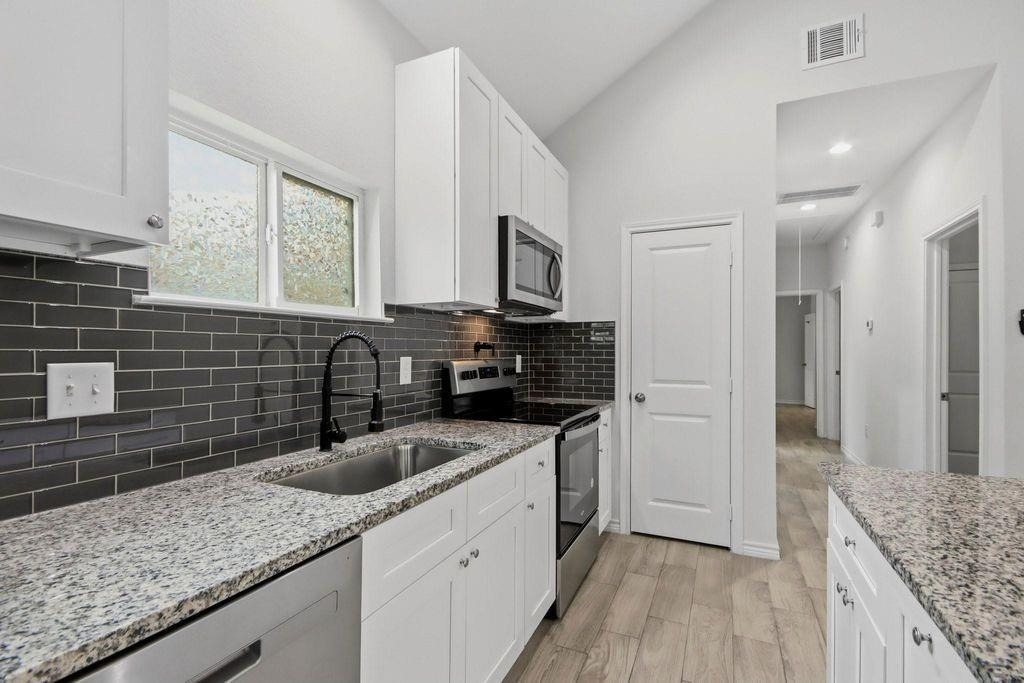 16902 Balmoral - Photo 2