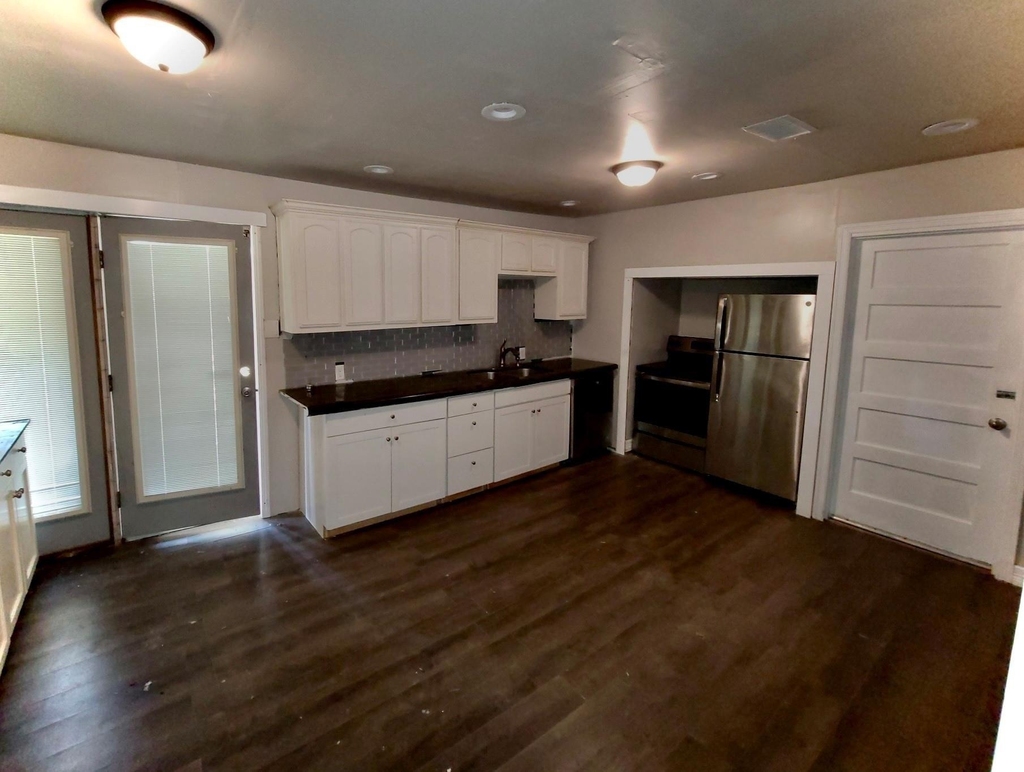 2425 8th Avenue - Photo 3