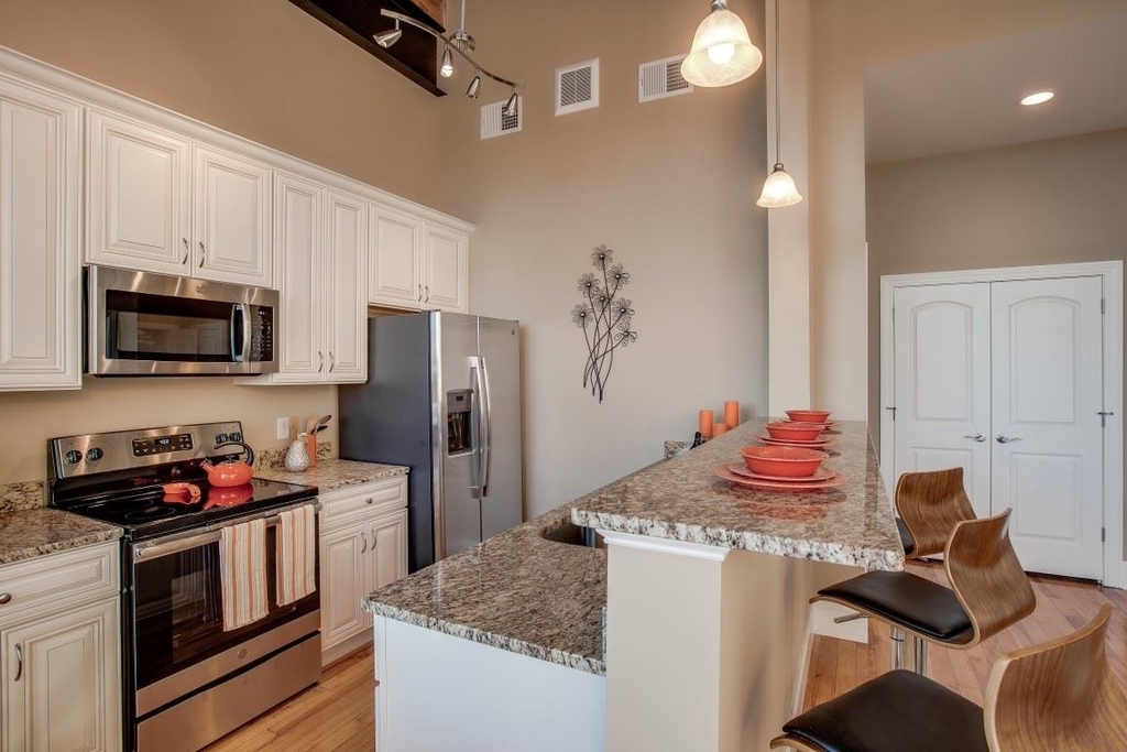 216 West - Photo 7