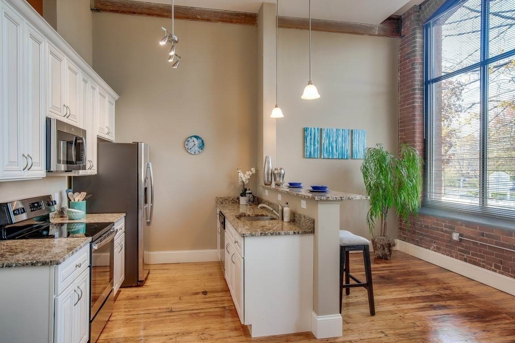 216 West - Photo 4
