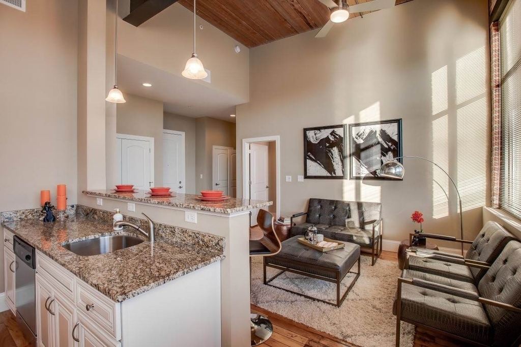 216 West - Photo 2