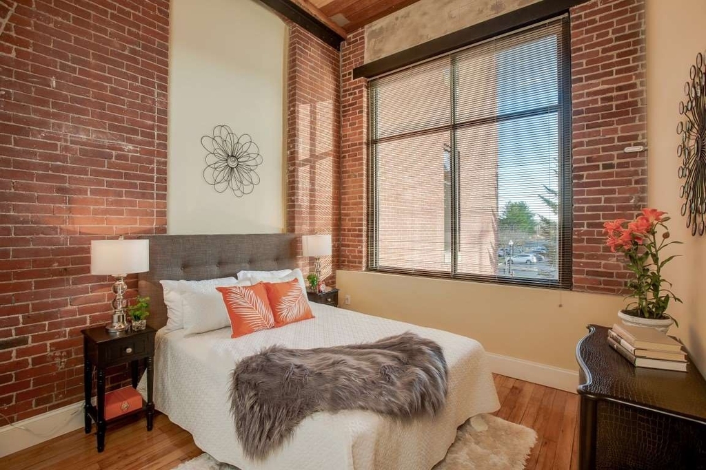 216 West - Photo 14
