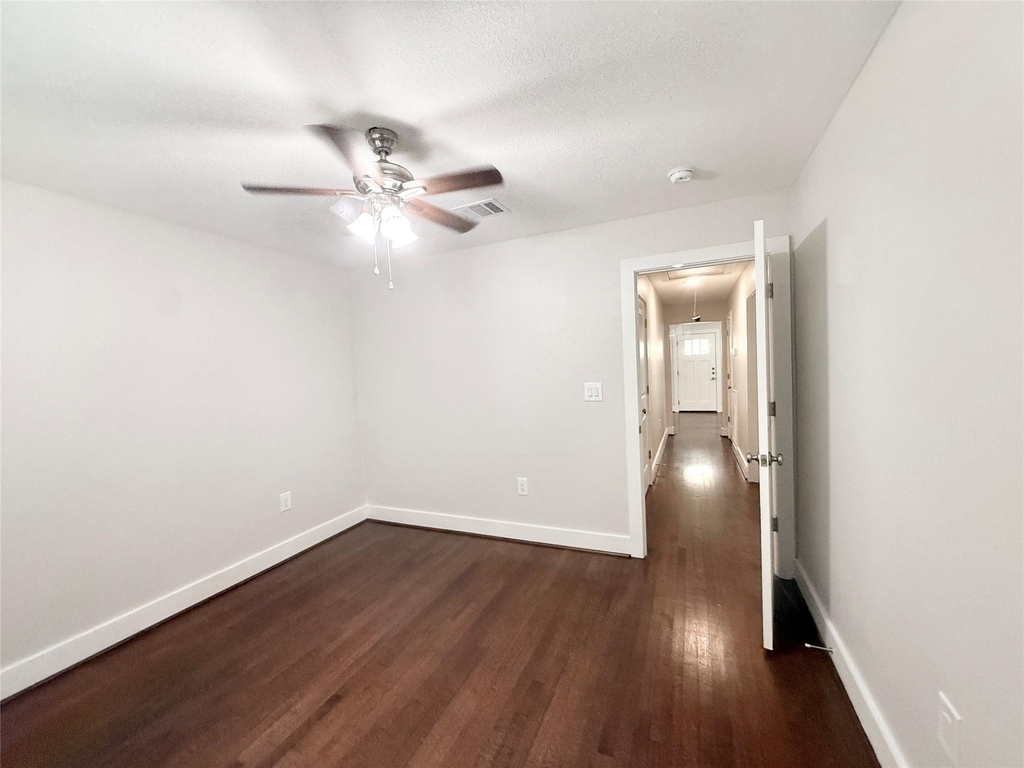 306 Wisteria Street - Photo 18