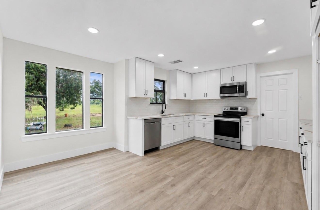 15806 Lakeview Drive - Photo 16