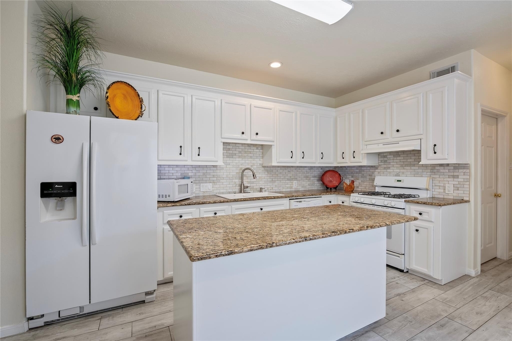 2060 Glencove Drive - Photo 11