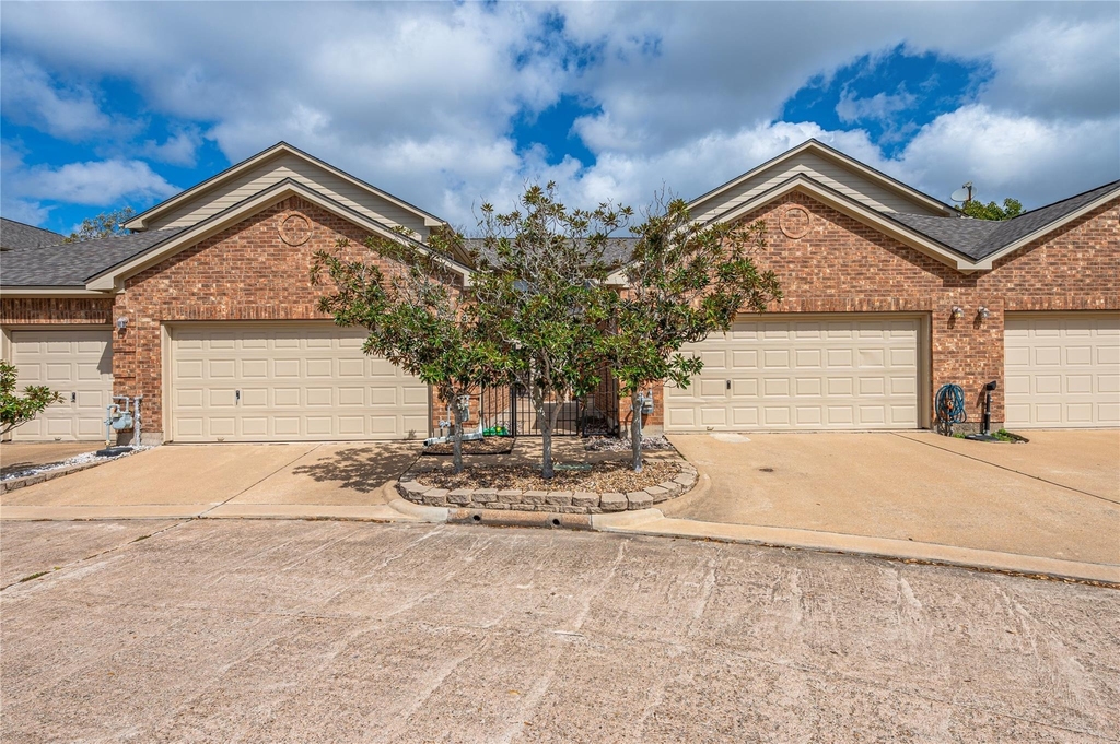 2060 Glencove Drive - Photo 2