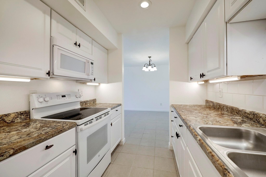16120 Stuebner Airline Road - Photo 3