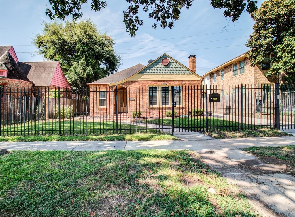 2608 Rosewood Street - Photo 0