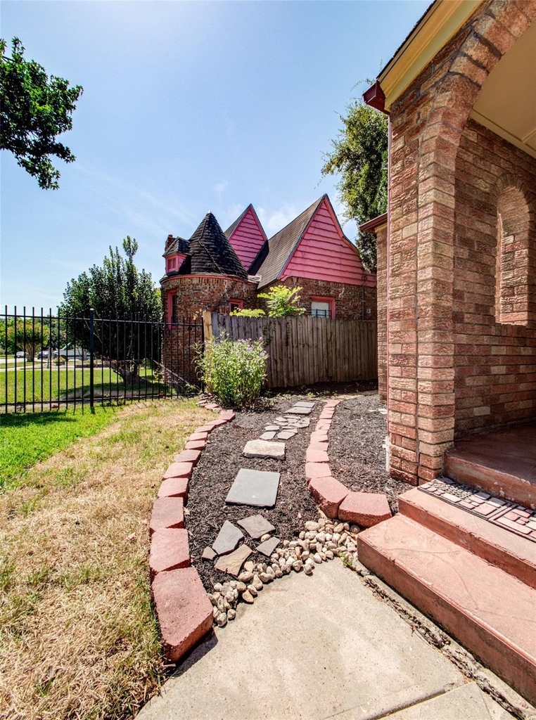 2608 Rosewood Street - Photo 3