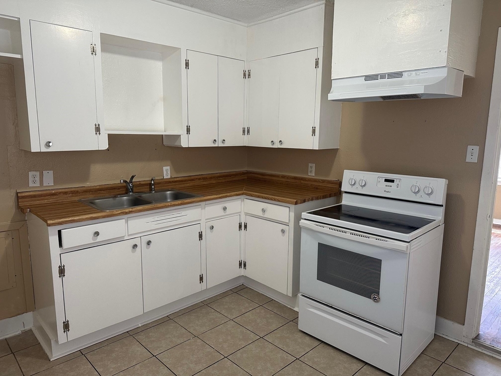 806 N Avenue B - Photo 2
