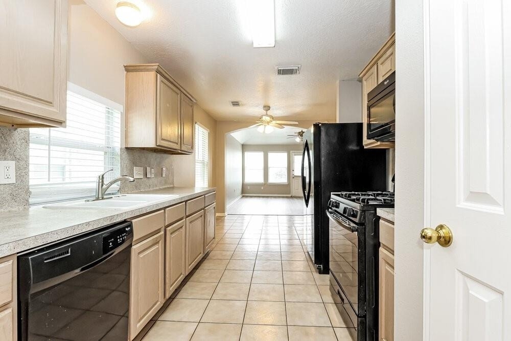 1711 Rock Ridge Drive - Photo 3