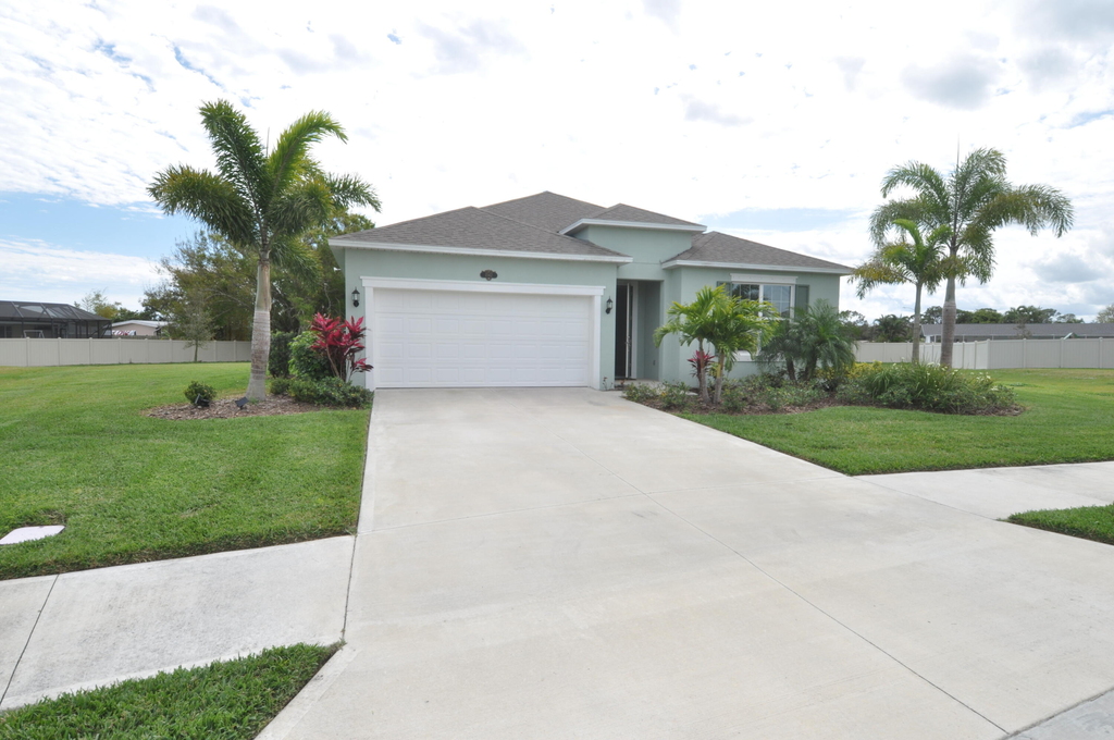 1542 Killian Drive Ne - Photo 0