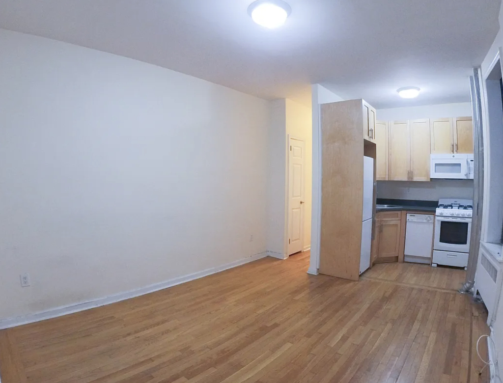  East 82nd Street - Photo 2