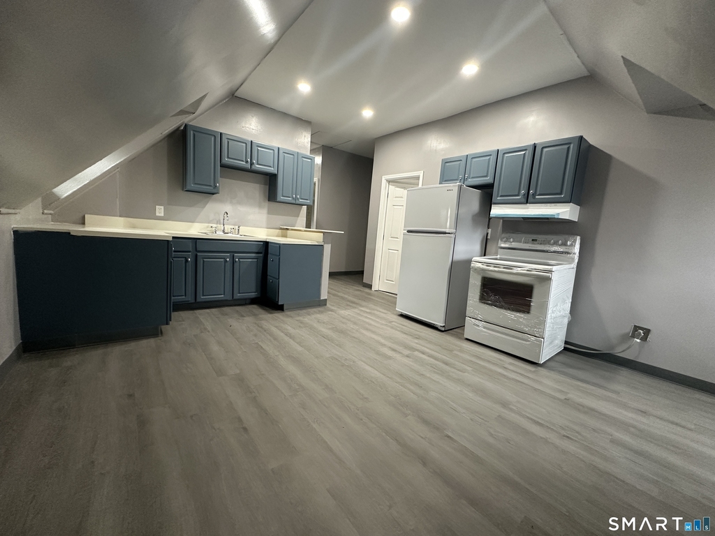 402 Sigourney Street - Photo 2