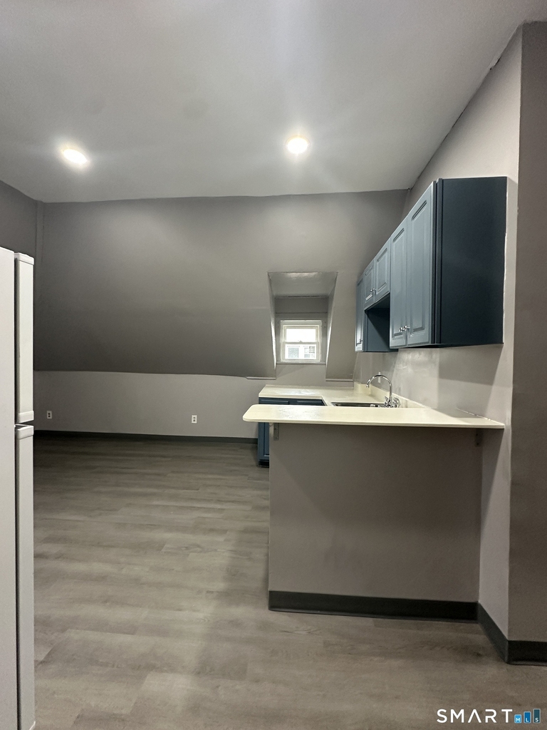 402 Sigourney Street - Photo 4