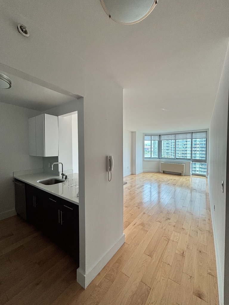 47-05 CENTER BLVD -LIC - Photo 9