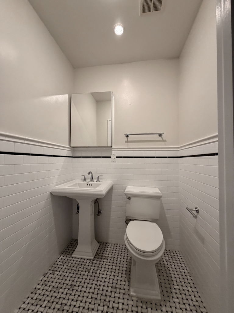 2nd Avenue - Photo 5