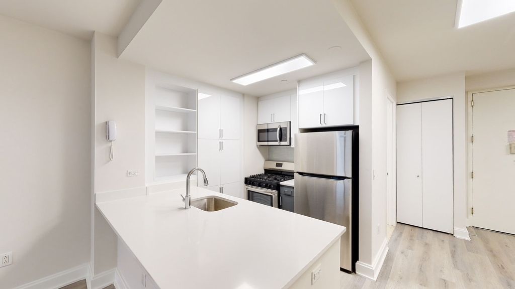 10 Hanover Square - Photo 1