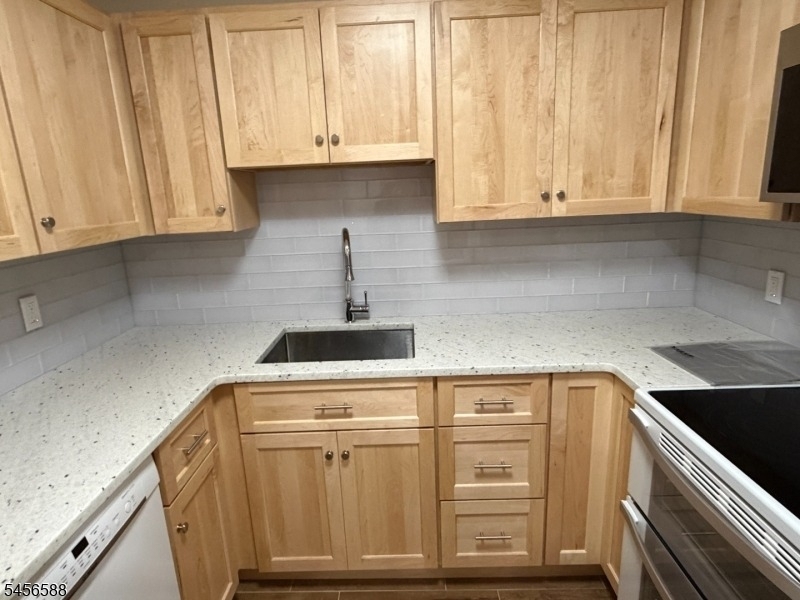 6 E Blackwell St - Photo 6