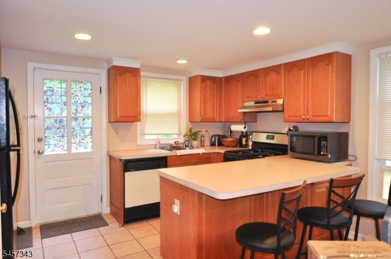 331 Center St - Photo 3