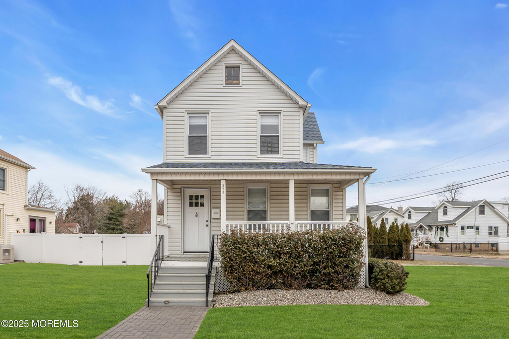 323 Roosevelt Avenue - Photo 1