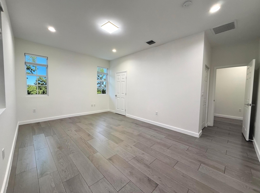 1030 Crystal Way - Photo 7