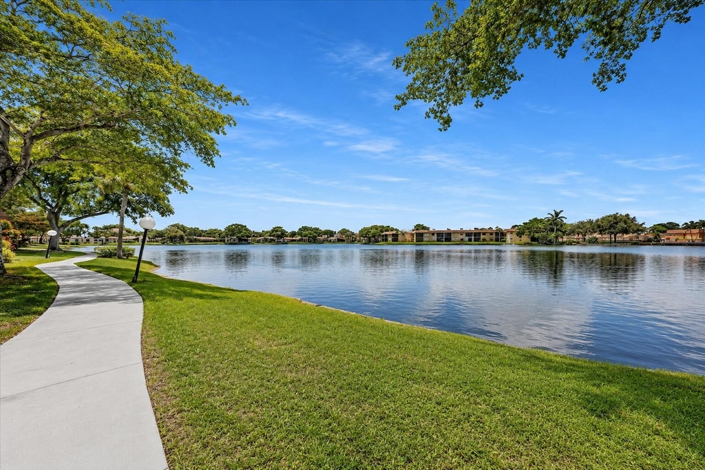 412 Briarwood Circle - Photo 8