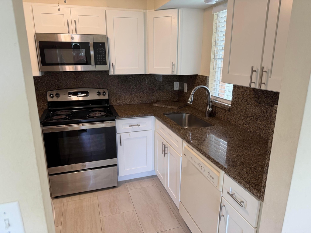 1512 Se Royal Green Circle - Photo 2